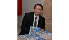 د. نديم منصوري وقّع كتابه 